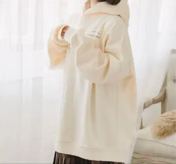 amr. 암르 루즈 로고 후드티 아이보리