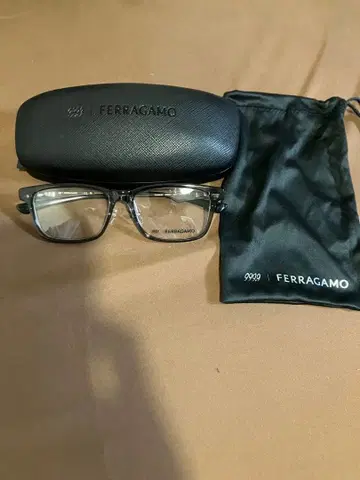 999.9 / 페라가모 안경 케이스 포함