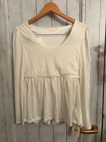 [ DURAS ] 플레어 실루엣 화이트 긴팔 상의 F 사이즈