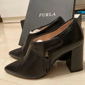 FURLA 블랙 가죽 부츠 중간 힐 35