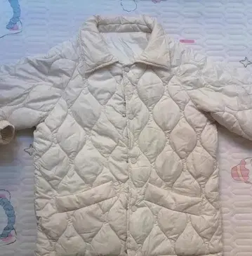 화이트 퀼팅 충전솜 코트