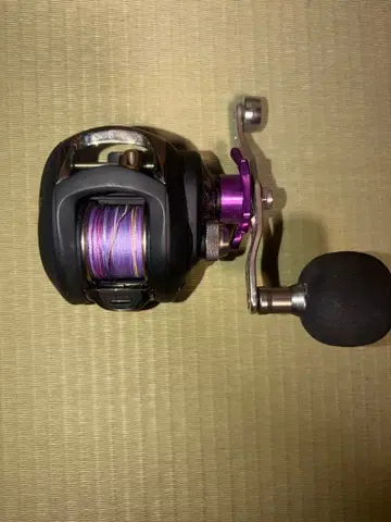 블랙과 보라색의 디자인 낚시릴