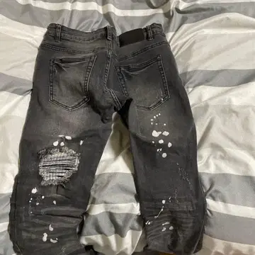 데미지 가공 슬림핏 블랙 데님