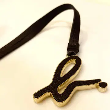 새상품 에네스베 스트랩 키링 참 브라운 가죽 백