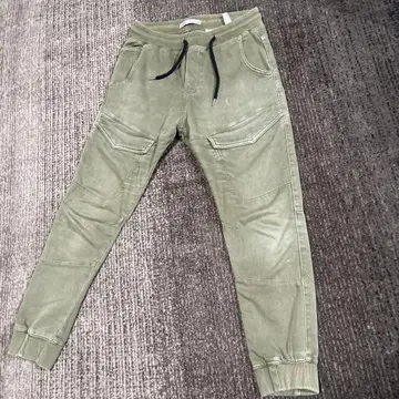 올리브색 조거 팬츠
