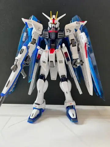 제일복권 MG 프리덤 건담 B상 솔리드 클리어