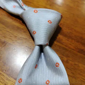 키톤 일파 마타비시의 실크 코몬 넥타이