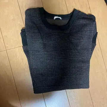 체크 무늬 니트 스웨터 블랙과 그레이