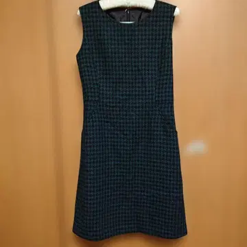 슬리브리스 무릎 기장 원피스