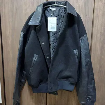 Classical Elf 카라 부착 백 자수 멜톤 가죽 도킹 바시티 자켓