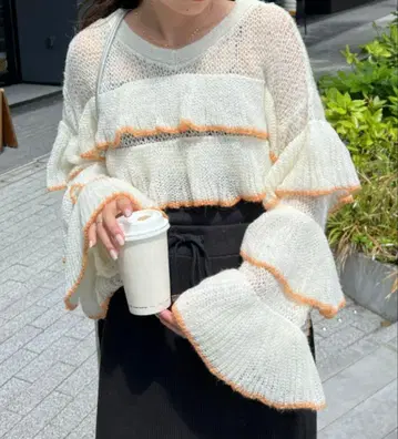 HELLO.SANFRANCISCO 시어 배색 프릴 레이스업 니트