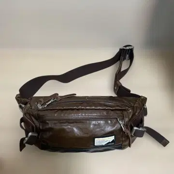 Master-piece 바디백 브라운