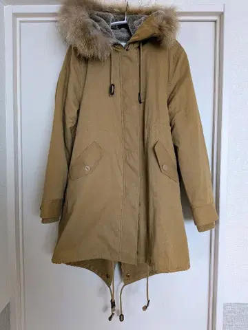 베이지 퍼 달린 모즈 코트