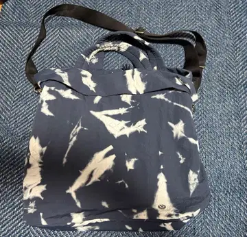 룰루레몬 타이다이 패턴 숄더백 네이비 나일론