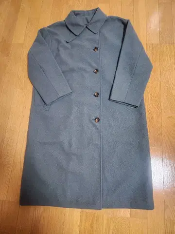 그레이 버튼 달린 롱 코트
