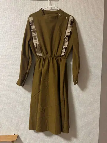 올리브 그린 프릴 원피스