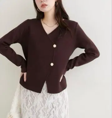 natural couture [ WEB 한정판 ] 골드 버튼 V넥 풀오버