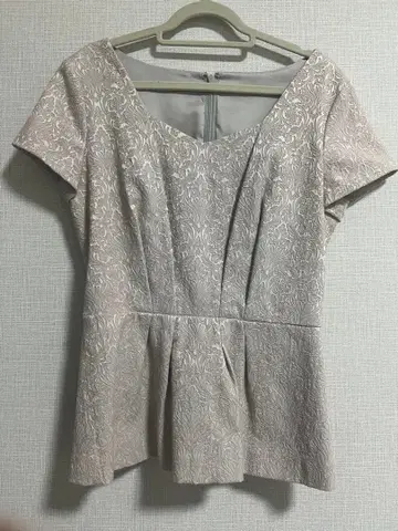 [ 핑키&다이앤 ] 꽃무늬 엠보싱 가공 반팔 상의 라이트 그레이