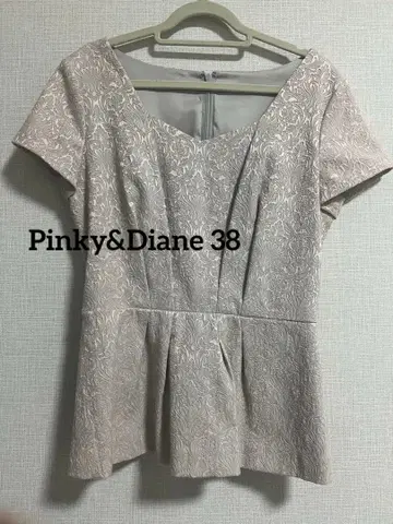 [ 핑키&다이앤 ] 꽃무늬 엠보싱 가공 반팔 상의 라이트 그레이