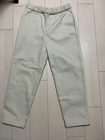 크림색 스웨트 팬츠 swag