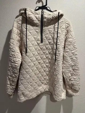 POCHER 크림색 퀼팅 후드 후드티