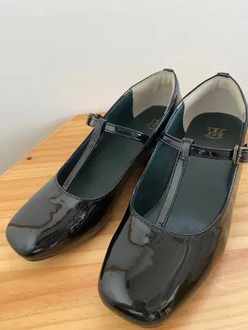 미술관에 신고 가고 싶은 소리가 잘 울리지 않는 에나멜 T 스트랩 슈즈