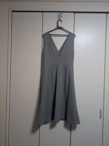 ADORE 그레이 슬리브리스 원피스