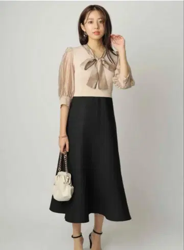 저스길리티 보타이 배색 니트 원피스