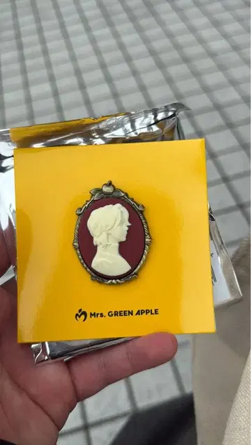 Mrs. GREEN APPLE 실루엣 핀 배지