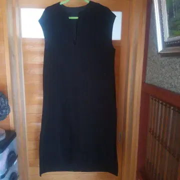 심플 블랙 키넥 슬리브리스 원피스