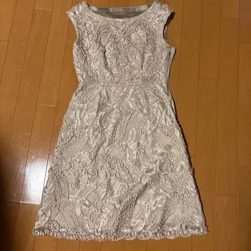 ANAYI 아이보리 자수 타이트 핏 드레스