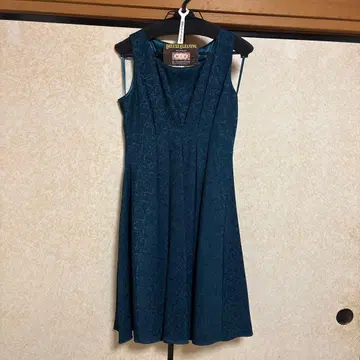 다크 틸 슬리브리스 드레스