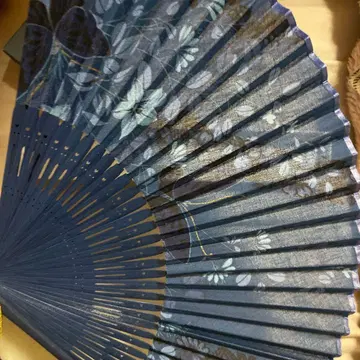 꽃무늬 디자인의 대나무 부채
