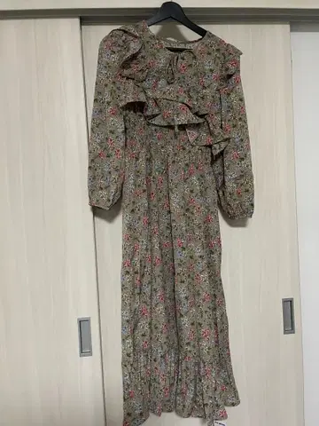 베이지 꽃무늬 원피스 F 사이즈