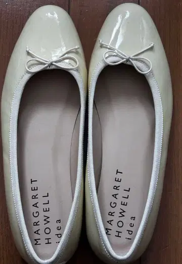 새상품 MARGARET HOWELL 아이보리 발레 슈즈 24cm