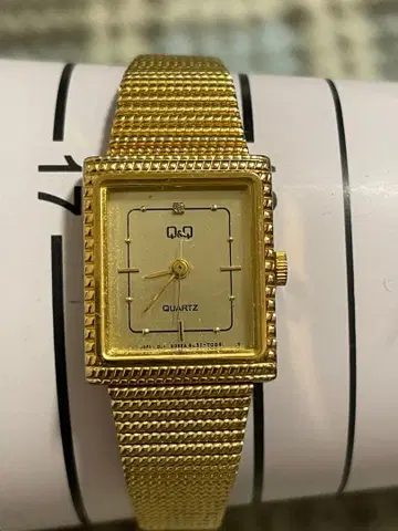 [가동품] Q&Q 골드 스퀘어형 쿼츠 손목시계