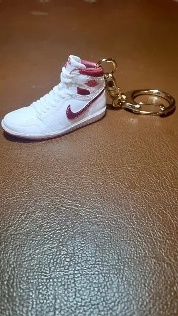 85 high 미니어처 스니커즈형 키링 (왼쪽)