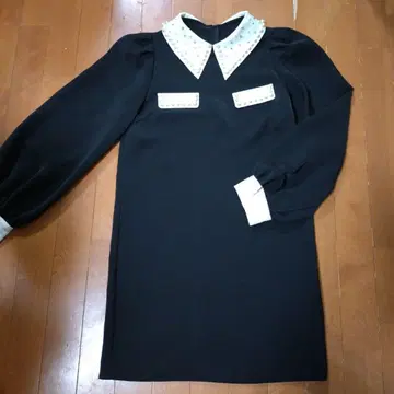 eimy 펄 장식 블랙 무릎 기장 원피스