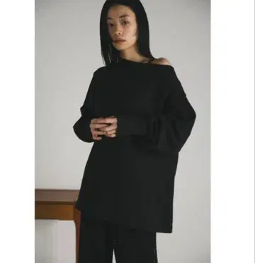 오프숄더 루즈핏 블랙 맨투맨