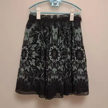 Chandelier 플레어 스커트 블랙과 그린 꽃무늬