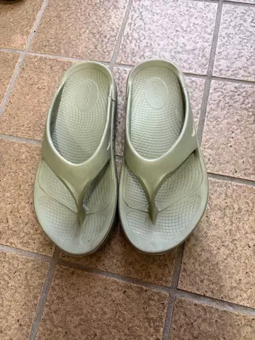 우포스 올리브 그린 비치 샌들 리커버리 샌들