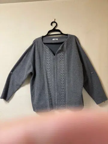 studio CLIP 그레이 자수입은 긴팔