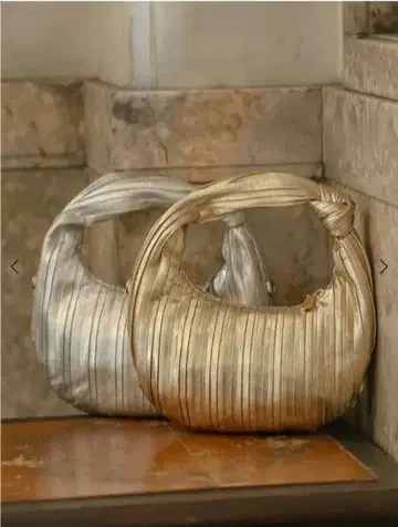 새상품 petirobe 메탈릭 하프문 백 (골드)