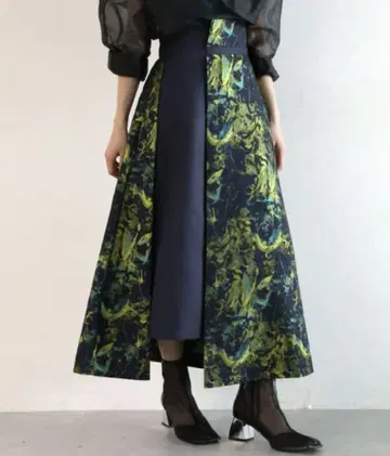 HARE 패턴 절개 플레어 스커트