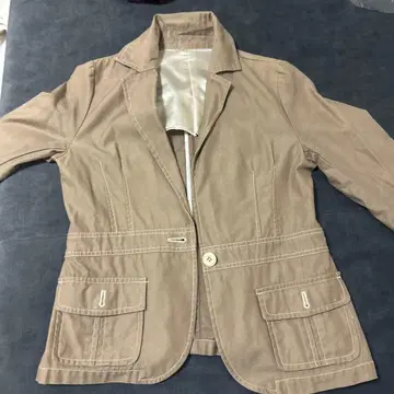 베이지 자켓과 스트라이프 상의 2세트