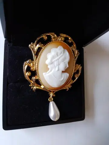 카메오 CAMEO 브로치 빈티지 새상품급입니다 (케이스 포함).