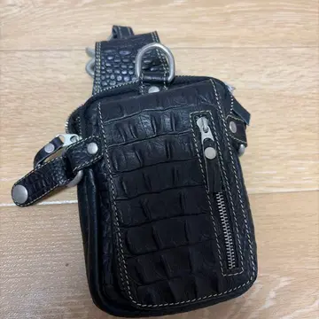 블랙 가죽 바디백 크로커다일 패턴
