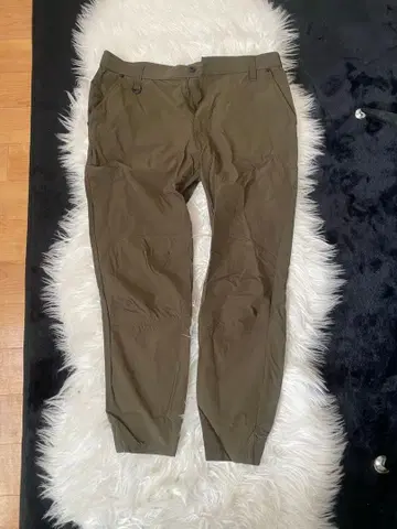 올리브 그린 슬림핏 팬츠