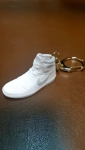 85 high 미니어처 스니커즈형 키링 (왼쪽)