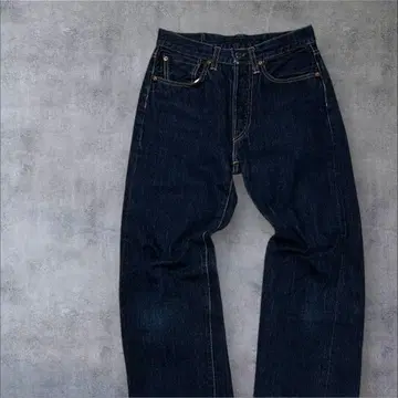 Levi's 다크 블루 스트레이트 데님 실루엣